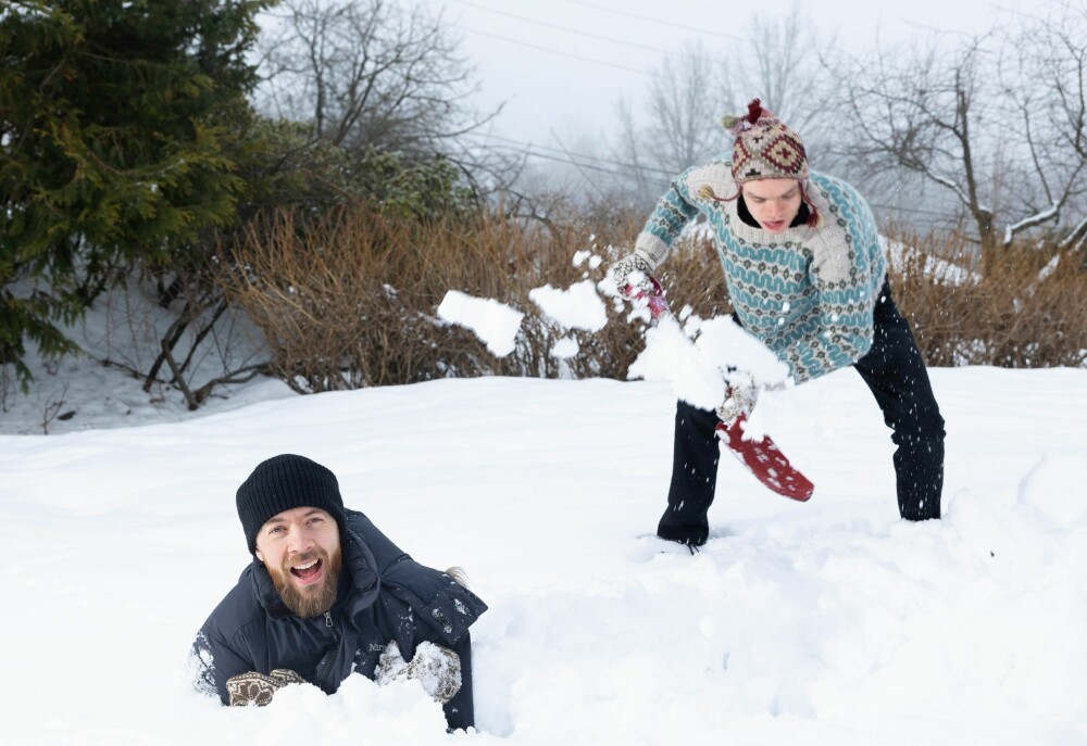 <b>TAR INGEN SJANSER:</b> Scott (t.v.) og Stinius praktiserer den gamle fjellvettregelen nummer 11: «Spar krefter og grav deg ned i snøen om nødvendig».
