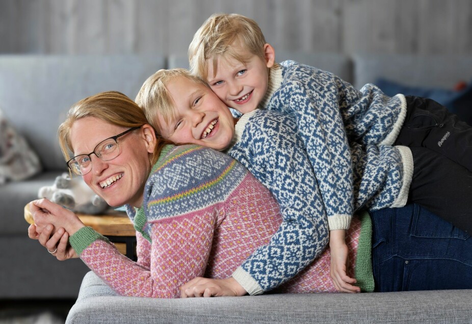 <b>TORA BERGER:</b> Det er et sjeldent syn å se Tora Berger og sønnene Aleksander (t.v.) og Mikkel slappe av i stua hjemme i Meråker. – Gutta er med på mye etter skoletid, forteller Tora.