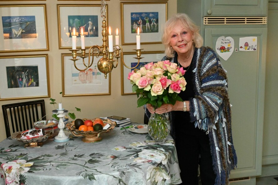 KOSELIG: Med blomster på bordet tar Lise imot til en god prat i kjøkkenet hun er så glad i. I disse dager forsøker Lise å gjøre noe hyggelig for andre hver dag. Å by en journalist på godstol og kaffe er et eksempel.