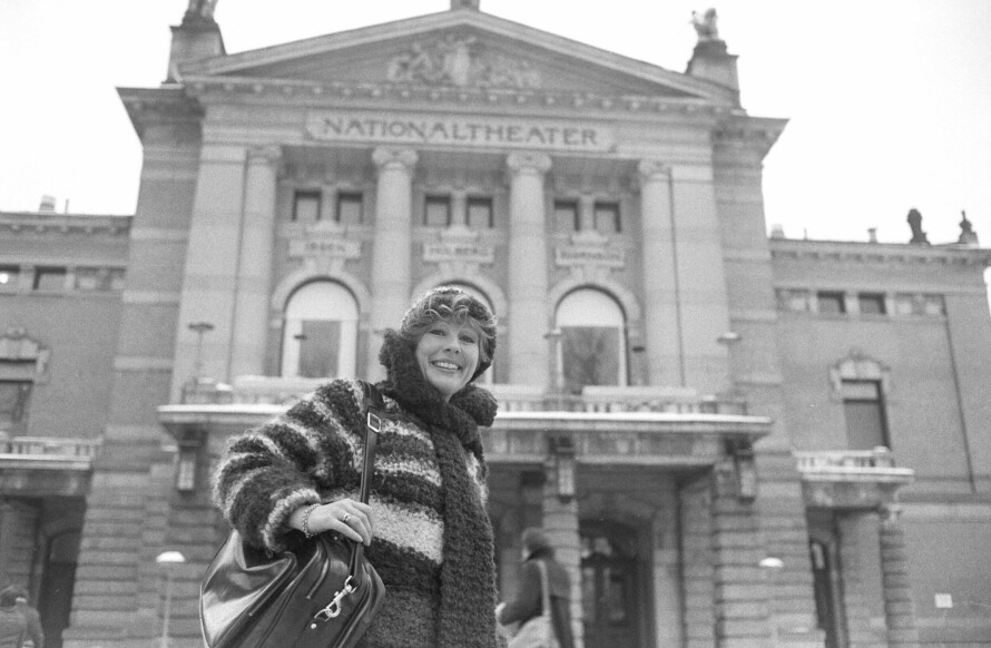 FREMTIDEN FORAN SEG: Skuespiller Lise Fjeldstad fotografert foran Nationaltheatret, februar 1978.