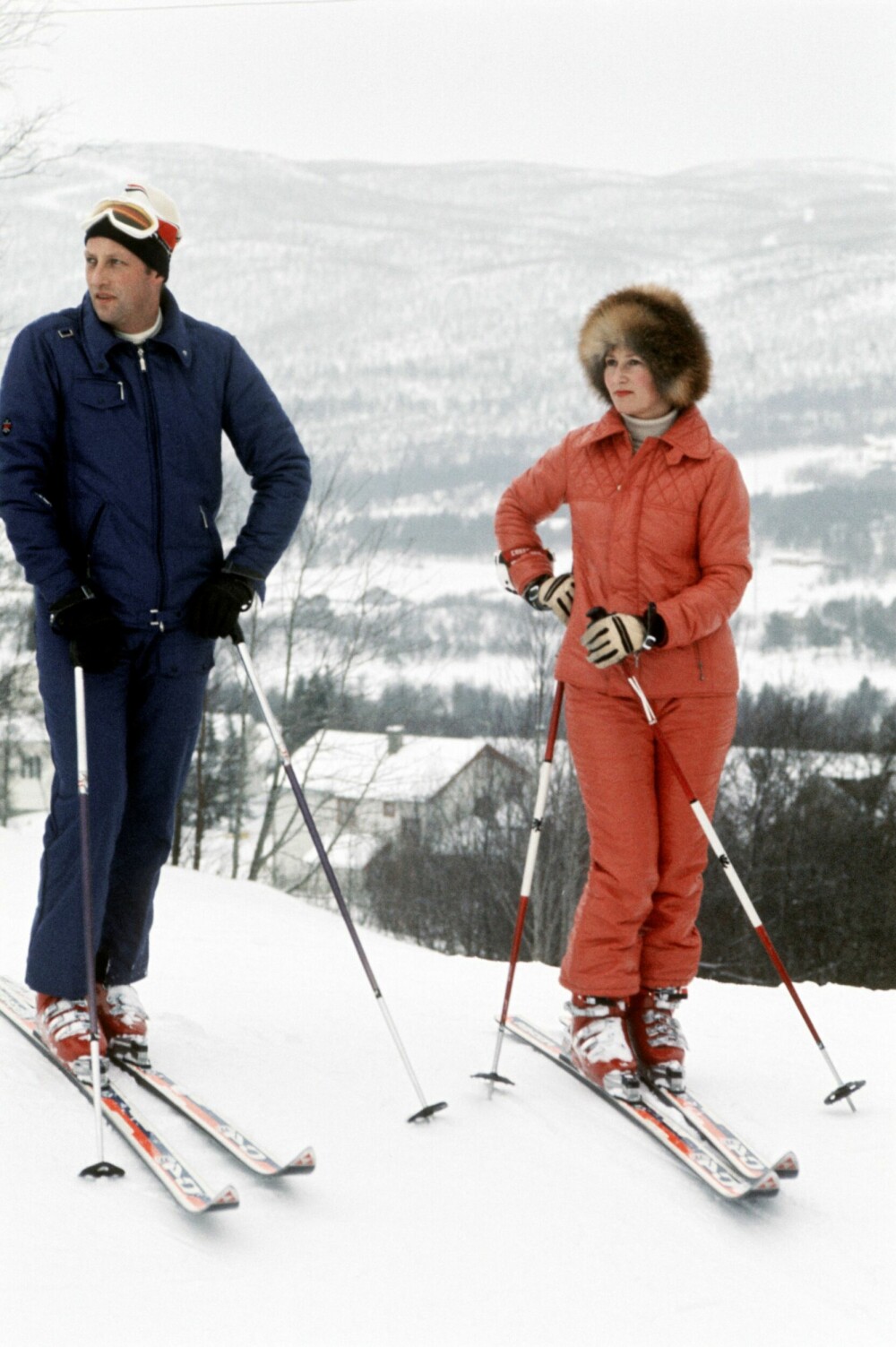 <b>BOBLEDRESS:</b> Dronning Sonjas todelte røde bobledress og store skinnlue var siste mote i slalombakken 1970-tallet.. 