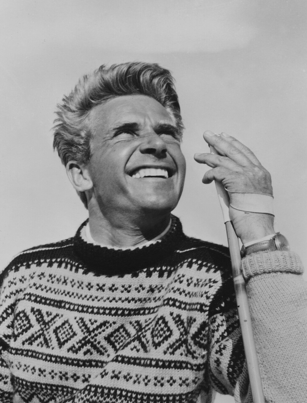 <b>MARIUS OG GENSEREN:</b> Marius Eriksen, sønn av Bitten Eriksen, fotografert i forbindelse med hans rolle i filmen «Troll i eske» der rollekarakteren var ikledd genseren på på bildet. Mønsteret til genseren ble designet av Unn Søiland for Sandnes garn i 1954.