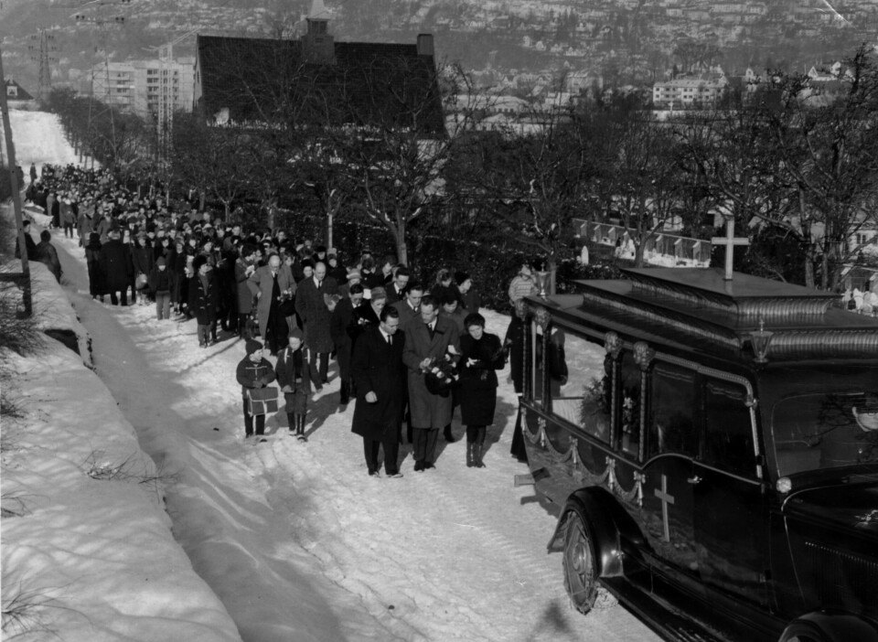 BY I SORG: Rita Elisabeth Håkonsen (14) ble stedt til hvile fra Solheim kirke i Bergen. Drapet og jakten på gjerningsmannen skaket opp ikke bare Bergen, men resten av Norge også.
