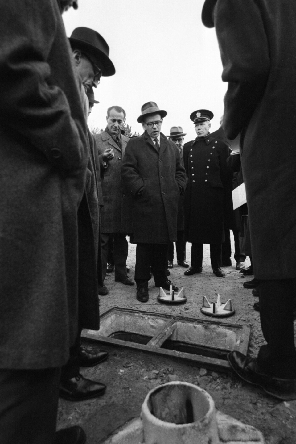 FORKLARTE DUMPINGEN: Under rettssaken var Schnitler (til venstre for politimannen i uniform) med ut til kummen der han hadde dumpet og skjult levningene av Rita Elisabeth Håkonsen.