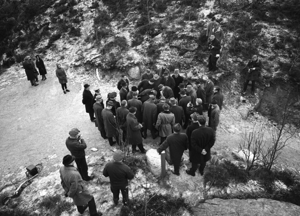 UENIGHET: NTBs bildetekst røper stridsspørsmål fra rettssaken i Rita-saken: «Her fra åstedsbefaringen til en kum i Munkebotten ved Garpetjern. Det var her han hadde lagt liket av Rita, og nå skulle han forklare hvordan hun lå, for derom strides det.»