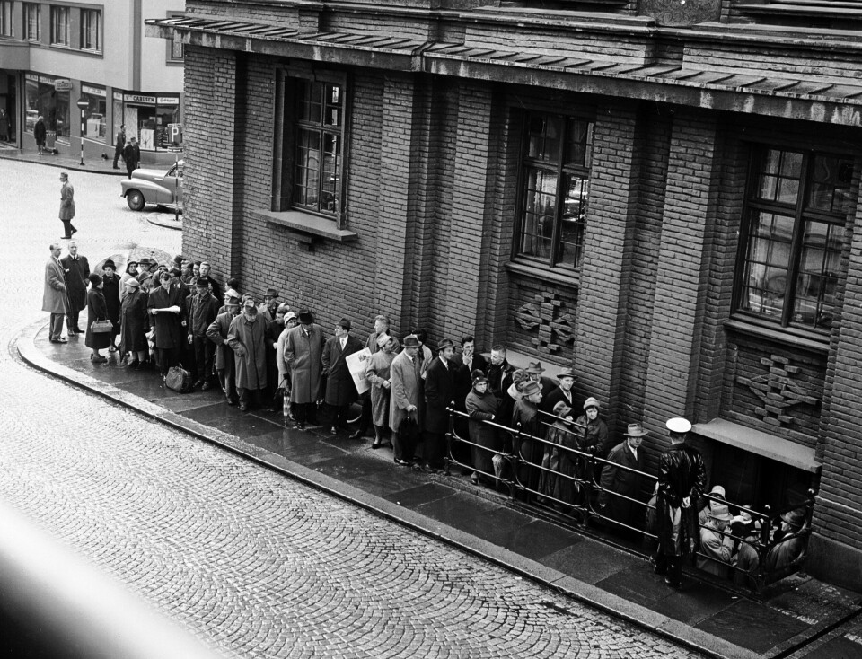 FLOKKET TIL: Folk sto i lange køer i timevis for å få plass på tilhørerbenken i Bergen tinghus under rettssaken mot Carl Jacob Schnitler. Andre kastet seg over politibilen drapsmannen ble fraktet til tinghuset i.