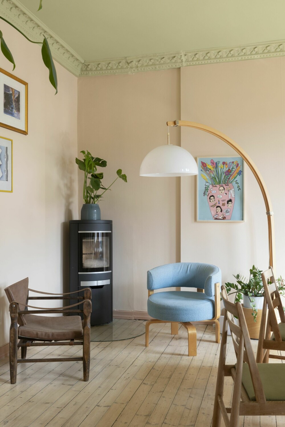 <b>VINTAGEHJØRNET:</b> Aurora elsker vintage og særlig skandinavisk design. Den brune stolen er Safaristolen og den blå er Ikeas Fridene, fra tidlig 2000-tall. Lampen er Arcade av Jan Erik Lindgren, bildet er av Anette Moi.