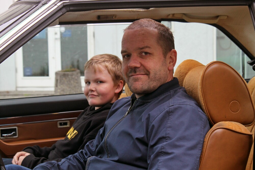 <b>FAR OG SØNN:</b> Bileier Terje Idland og hans sønn Marcus. Begge to har all grunn til å smile med en slik doning i garasjen.