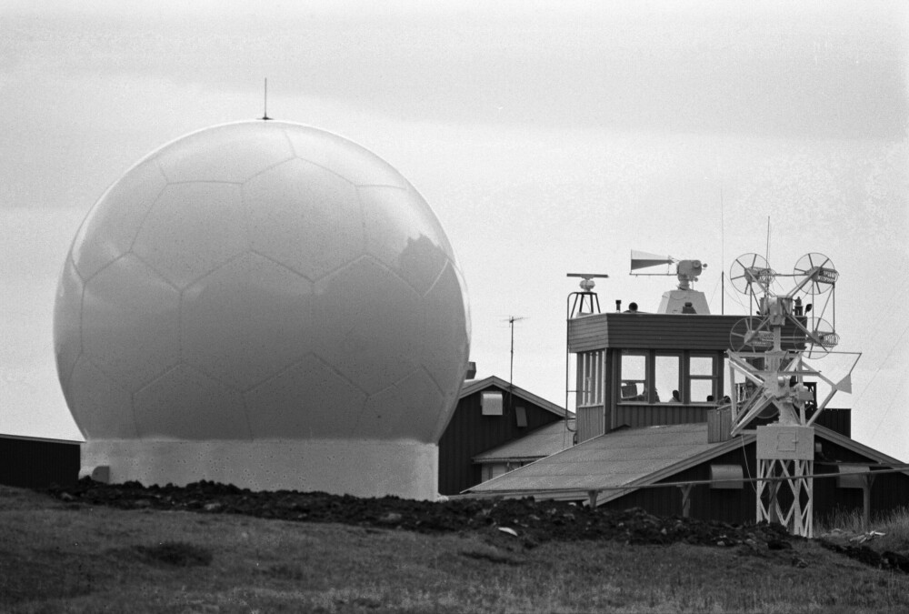 <b>VERDENSBERØMT:</b> I kontrol­ltårnet på Andøya rakettskyte­felt satt Ivar Nyheim og fulgte oppskytingen som han trodde skulle gi vitenskapelig berøm­melse. Men i stedet ble romfor­skningsanlegget kjent for å ha vært startsted for det nærmeste man har kommet en atomkrig.