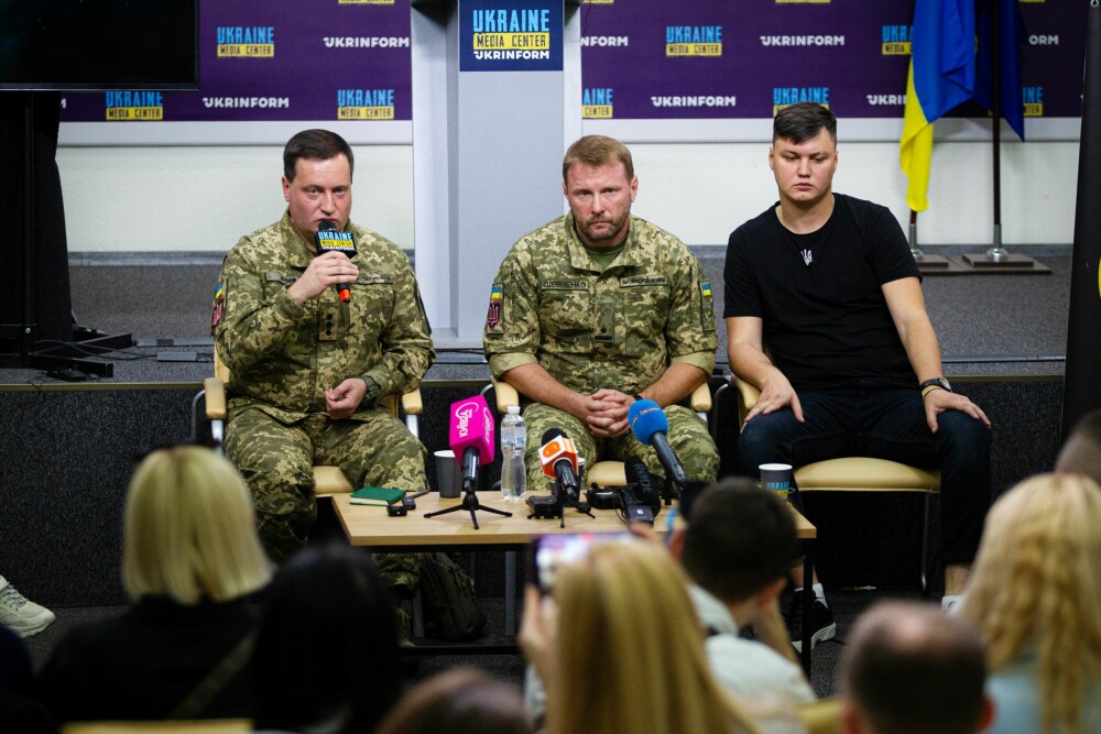 <b>VIST FREM I TRIUMF:</b> Representanter for ukrainsk etterretning stilte stolt med sitt varp på ukrainsk TV: Den russiske helikopter­piloten Maxim Kuzminov fortalte om flukten og begrunnelsen for den.