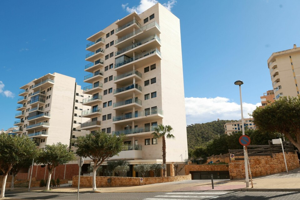 FERIEPARADIS: I garasjeanlegget under dette leilighetskomplekset i Villajoyosa på den spanske sydkysten, ble Maxim Kuzminov skutt og overkjørt av ukjente gjerningsmenn.