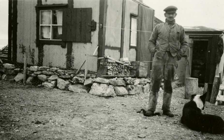 LEGENDARISK: Waldemar Kræmer hadde 45 år bak seg som fangstmann på Svalbard. «Enigheten» skulle frakte ham til enda en overvintring.