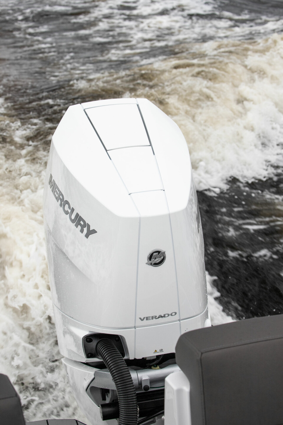 MER KRAFT: Mercurys V10-motor på 350 eller 400 hk er et perfekt valg for denne båten.