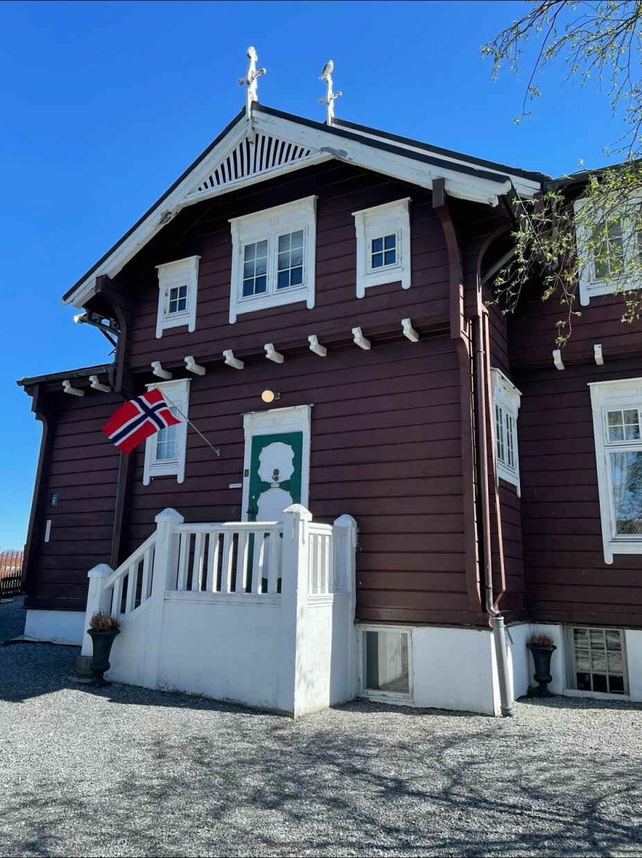 <b>I VINDEN:</b> Jervell-villaen i vakkert vårvær, med flagget som vaier friskt i vinden.