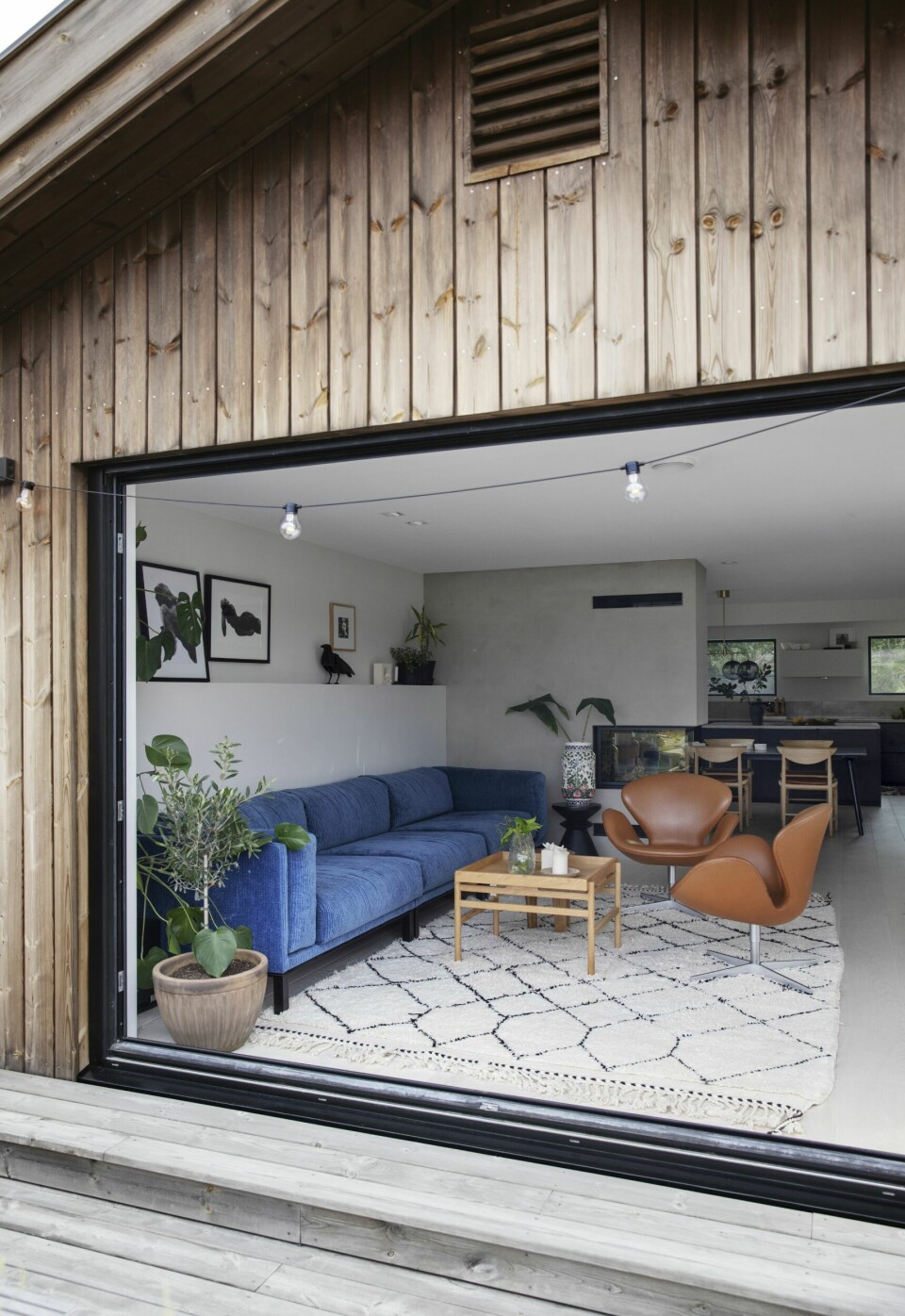 PANORAMA: Bildene på veggen er av Yulia Horst, det lille helt til høyre av Ragnhild Søvik. Foran peisveggen skimtes Kristinas kjæreste eiendel, den blomstrete krukken hun har arvet av sine besteforeldre.