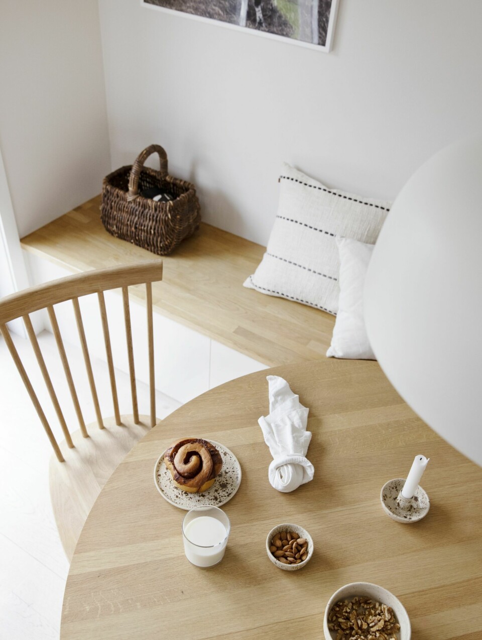 KJÆRE DETALJER: All keramikk er, i likhet med putene på benken, fra Hegn Keramikkstudio.