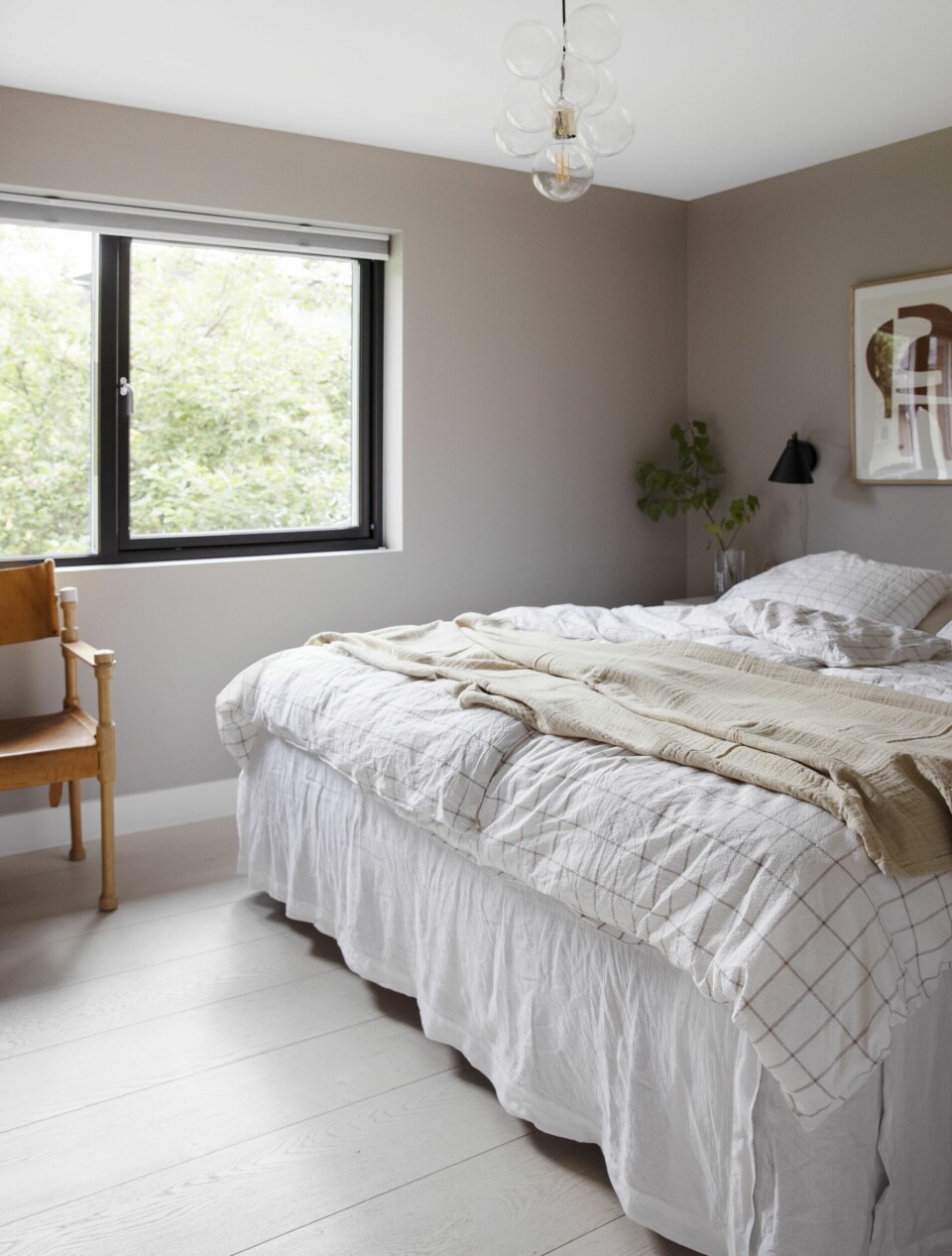 DUS HARMONI: På soverommet står en arvet stol fra Kristinas besteforeldre. Sengekappen er fra Ellos, sengetøyet fra Høie og pleddet fra Hegn Keramikkstudio. Alle lamper er fra House Doctor, og plakaten er innkjøpt fra Bolia eller Desenio, akkurat hvor er nå gått i glemmeboken.