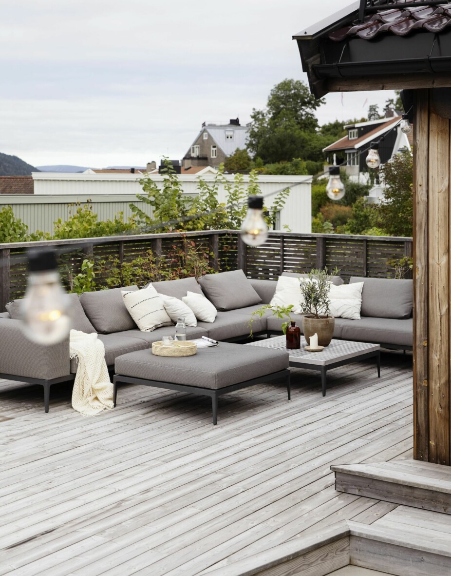 <b>UTELOUNGE:</b> Sofaen og bordet er fra Gloster. Putene er fra Hegn Keramikkstudio, mens pleddet er fra Høie.