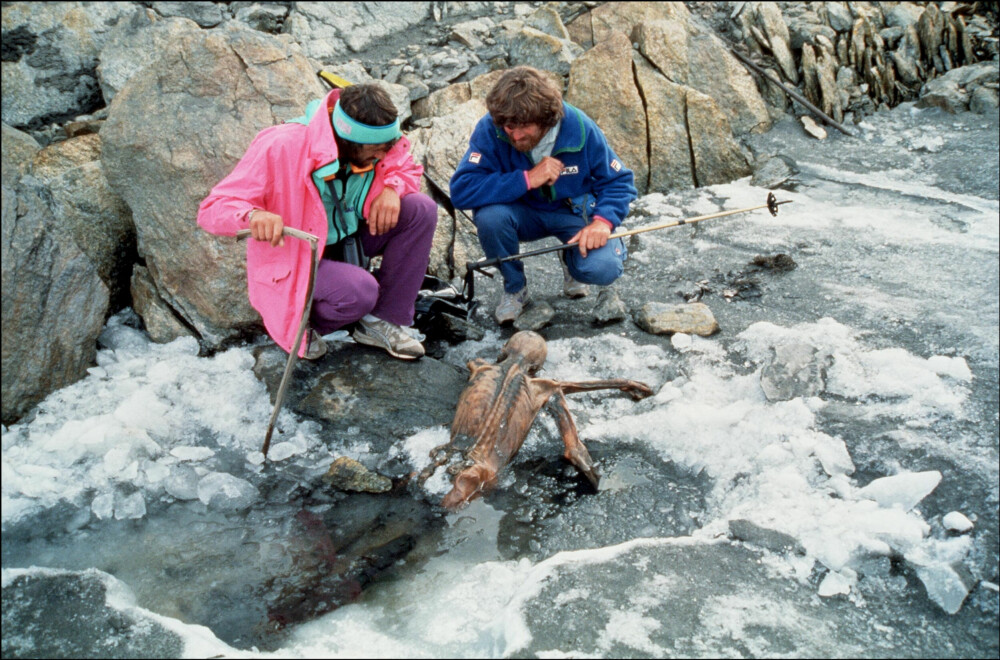 <b>GAMLE LIK I FJELLET:</b> Reinhold Messner (t.h.) er vant til å komme over døde kropper i fjellene, men disse levningene slår alle rekorder: Europas eldste mumifiserte menneskelik «Ötzi» ble funnet i klatrelegendens hjemprovins i Italia i 1991.
