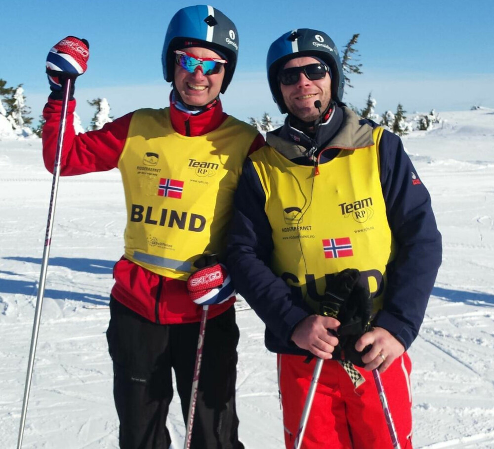 <b>HJELPEREN:</b> Tommy Johansen (t.h.) hjelper sin ­blinde venn når de går på ski.
