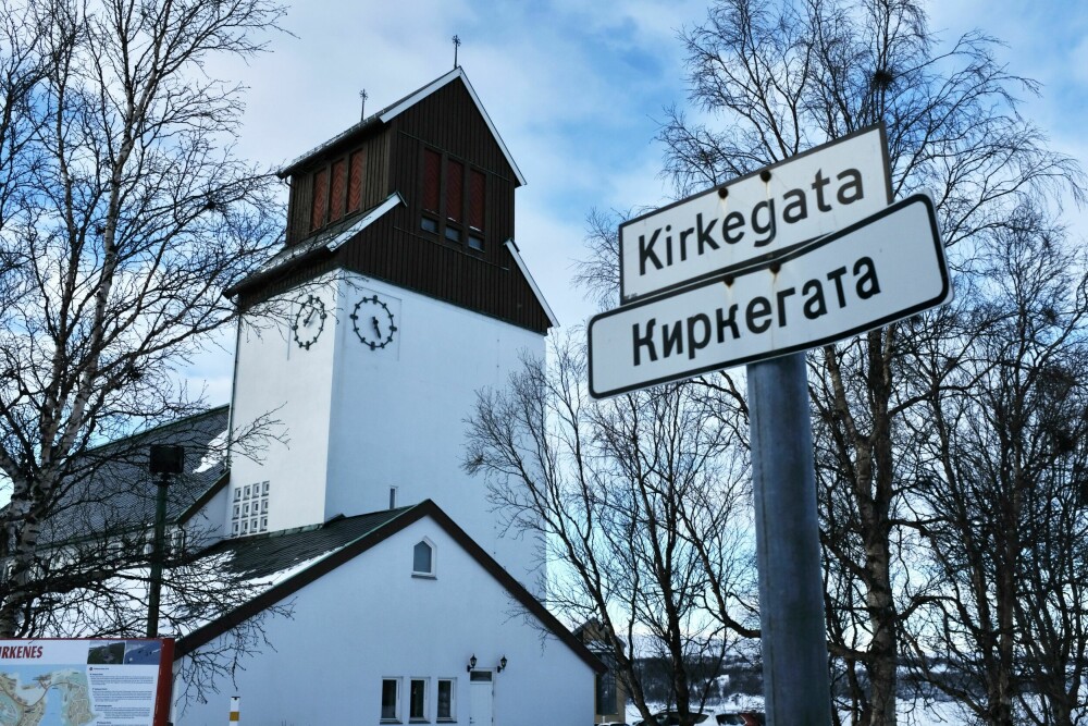 <b>KIRKENES:</b> Gateskiltene er på norsk og russisk i den arktiske byen. Eller skrevet med kyrilliske bok­staver, som en del lokale folk fore­trekker å si. Rus­serne benyt­ter felles opplevelser fra 2. verd­enskrig målrettet i egen inte­resse, har forskere ved Univer­sitetet i Tromsø dokumentert.