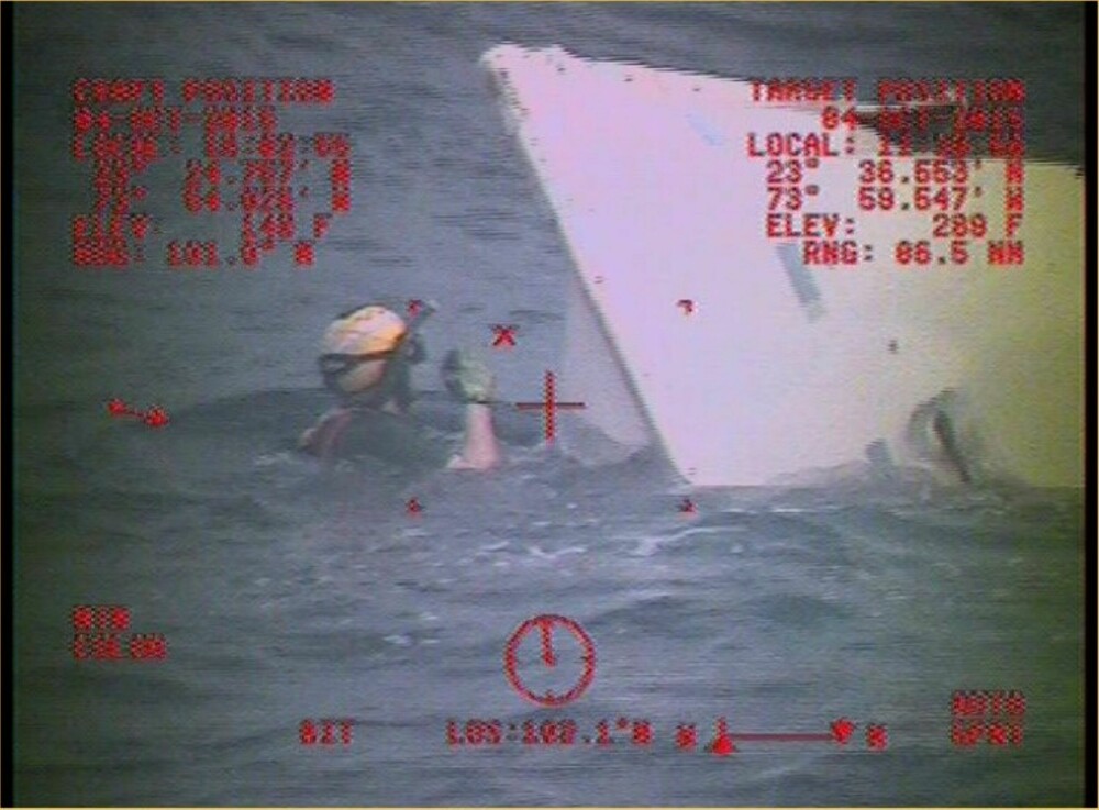 <b>FANT INGEN:</b> Redningsmannskap fra US Coast Guard undersøker en av livbåtene fra «El Faro». Den var tom. 