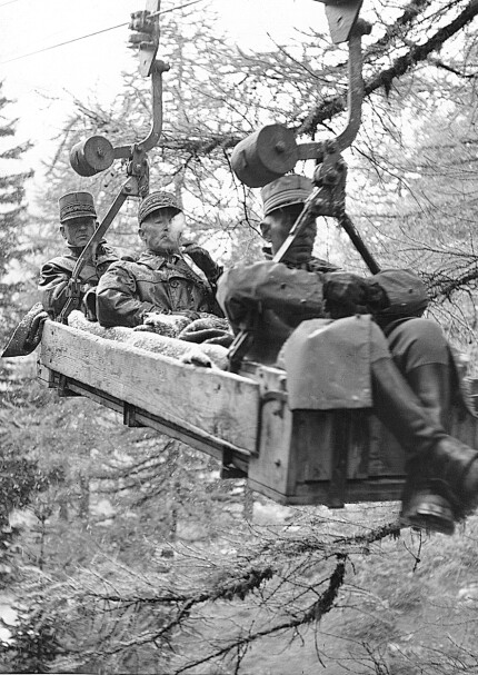 <b>GENERALINSPEKSJON:</b> General Henri Guisan (i midten) ledet de sveitsiske troppene under andre verdenskrig. På bildet fraktes han i gondol for å inspisere et fort i Gotthard-området, nær grensen til Italia. 