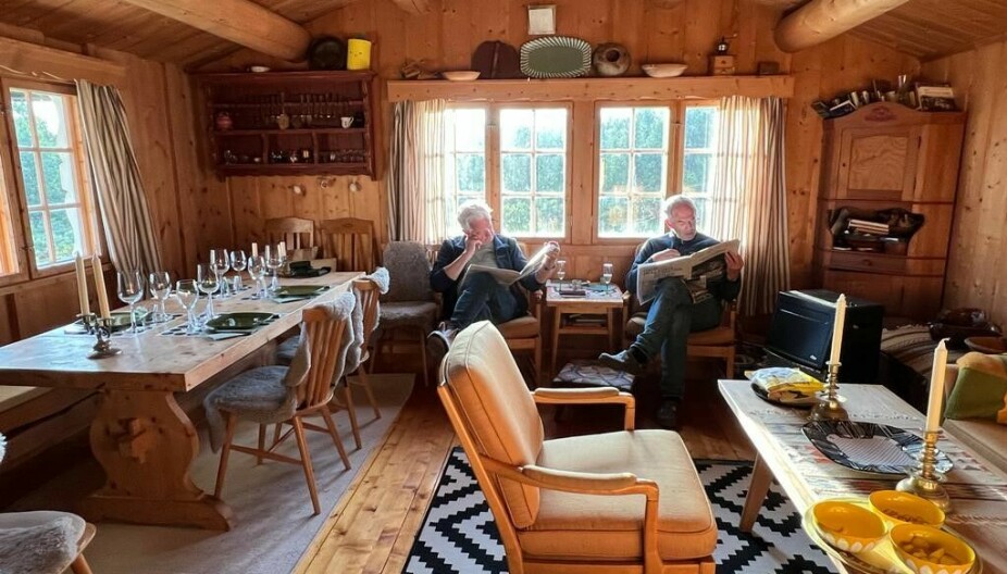 BRØDRENE: Litt avslapning etter beising av hyttene før en bedre middag i sommer.
Øistein til venstre, Torgeir til høyre.