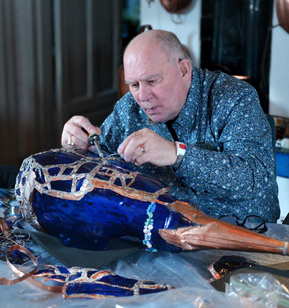 <b>MØYSOMMELIG ARBEID:</b> Den anerkjente kunstneren Leif Myrdam i ferd med å ferdigstille en skulptur som ble loddet sammen av fragmenter fra hans produksjon ved Gjøvik glassverk. 