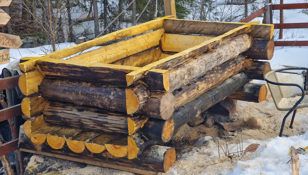 TIL TØRK: Husk at tømmeret må få stå og tørke i ett år før bruk.