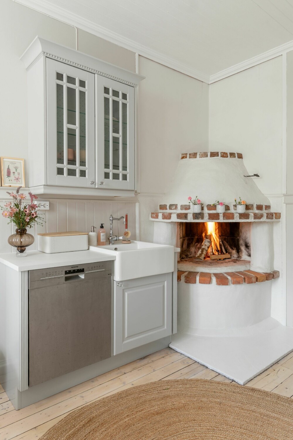 <b>PEIS PÅ KJØKKENET:</b> Peisen på kjøkkenet gir deilig varme og skaper god stemning, så den er mye i bruk til alle årstider.
