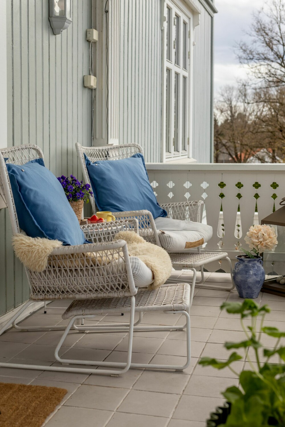 <b>PAUSE I UTEROMMET:</b> Stolene på verandaen er kjøpt på Ikea. Her er det godt å sette seg ned med en kopp kaffe.