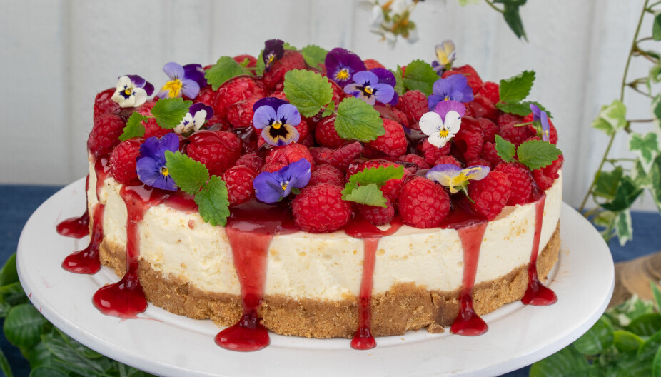KAKEPYNT: Stemorsblomster er spiselige. Friske eller kandiserte blomster er fine å bruke som pynt på desserter og kaker.