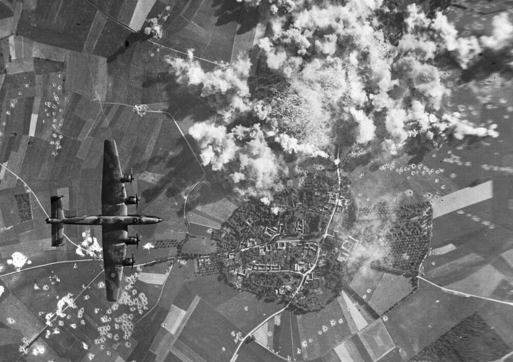 <b>HALIFAX:</b> En Halifax bomber tyske stillinger under invasjonen av Normandie i juni 1944. Samme type fly som Herman førte den fatale kvelden over Tyskland fem måneder senere.
