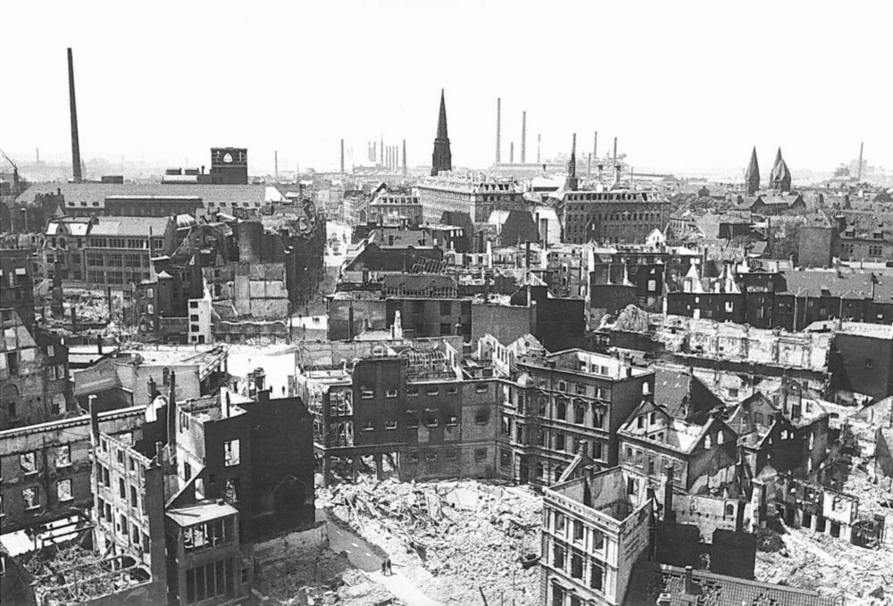 <b>SMADRET BY:</b> 4. november 1944 slapp helvete løs over Boch­­um. 700 fly deltok i bombeangrepene som kostet 1300 mennes­ker livet og gjorde 70 000 hjemløse. Bildet er tatt i mai 1945.