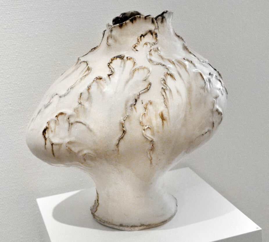 <b>SJELDEN:</b> Skulpturell vase med bladformasjoner, som det finnes bare én av.