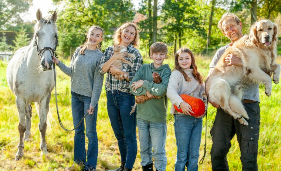 <b>GÅRDSLYKKE:</b> Endelig har (f.v.) Vera, mamma Ida, Harald, Olivia og pappa Sverre fått hest, høns, katt og hund.