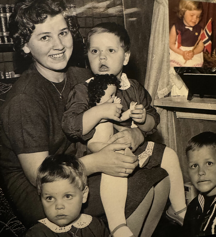 MAMMA MARIE (NÅ 87): – Her holder mamma lillesøster Hanne (64) på fanget. Ved siden av står Heidi (65) og jeg. Lillesøster Vibeke (50) var ennå ikke født og er felt inn senere, forteller Dag Otto.