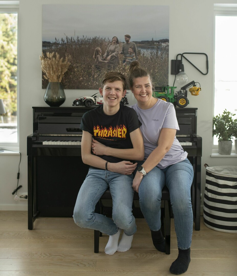 <b>HVERDAGEN:</b> Syver og mamma Lydia Blindheim foran pianoet hjemme på Sunnmøre. – Vi er opptatt av hverdagsglede, sier Lydia.
