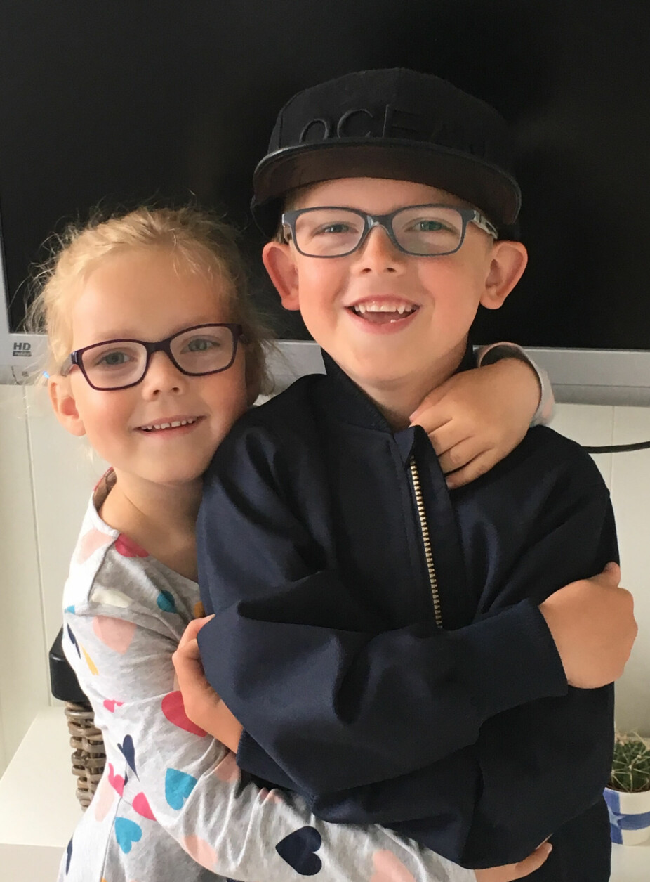 <b>SØSKEN:</b> Lillesøster Ylva holder rundt storebror Syver. Begge har brukt briller fra tre–fireårsalder. 