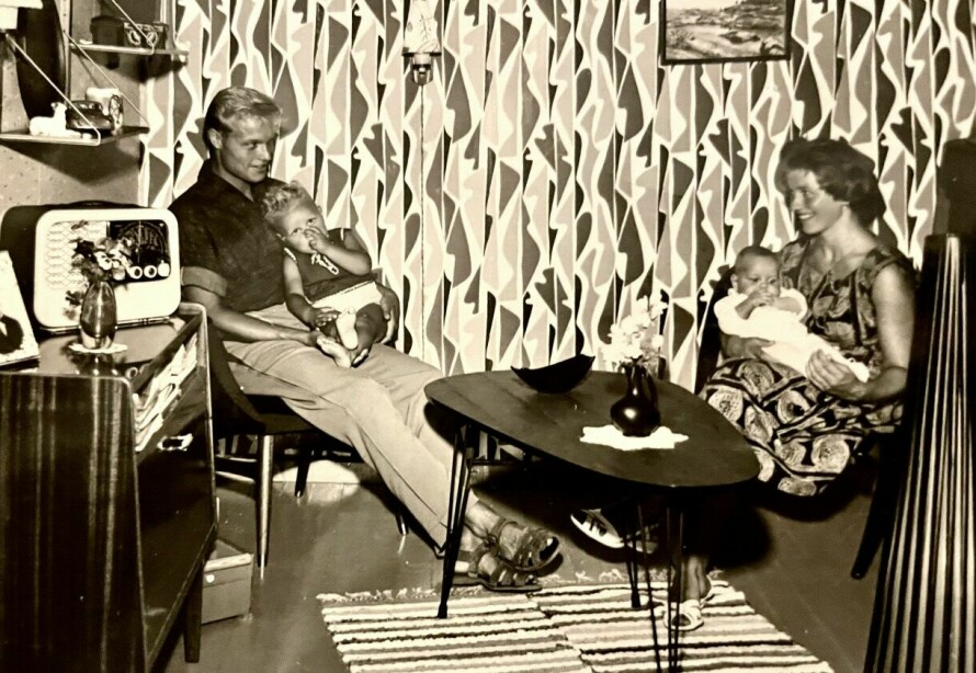 HJEMMEKOS: Marie og Rolf Laurizen med sine to eldste. Dag Otto på farens fang og Heidi (65) på morens.