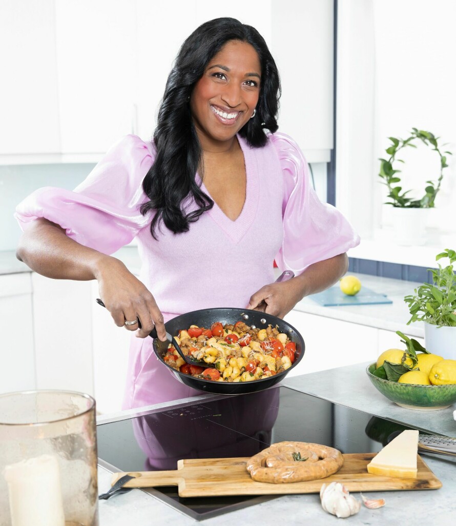 KOSER SEG: – Jeg trives med å lage mat. Det gir meg mye glede og energi, sier Siri Avlesen-Østli.