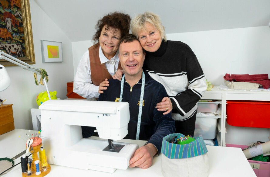 NÆRE BÅND: Brit Elisabeth Haagensli, Anne Marit Ottersen og Geir Kvarme stilte villig opp på en reunion-sak for Her og Nå. Bildene ble tatt på systua til Frelsesarmeens arbeidsmarkedstiltak, Jobben, i Oslo.