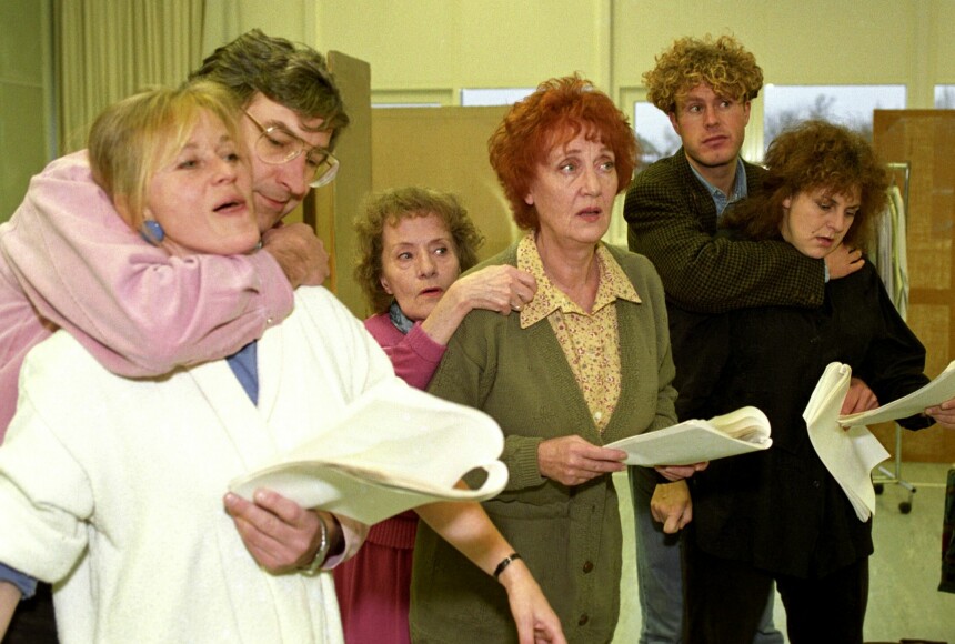 «FREDRIKSSONS FABRIKK»: Her har Magnus Härenstam armen rundt halsen til Anne Marie Ottersen. Bak står Aud Schønemann, Elsa Lystad, Geir Kvarme og Brit Elisabeth Haagensli. Nå har Härenstam, Schønemann og Lystad gått bort.