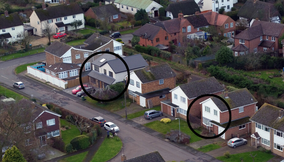 <b>NABOER: </b>Peter Farquhar og Ann Moore-Martin bodde kun et steinkast fra hverandre.Farquhar bodde i huset innringet til venstre i bildet, Moore-Martin i huset innringet til høyre.