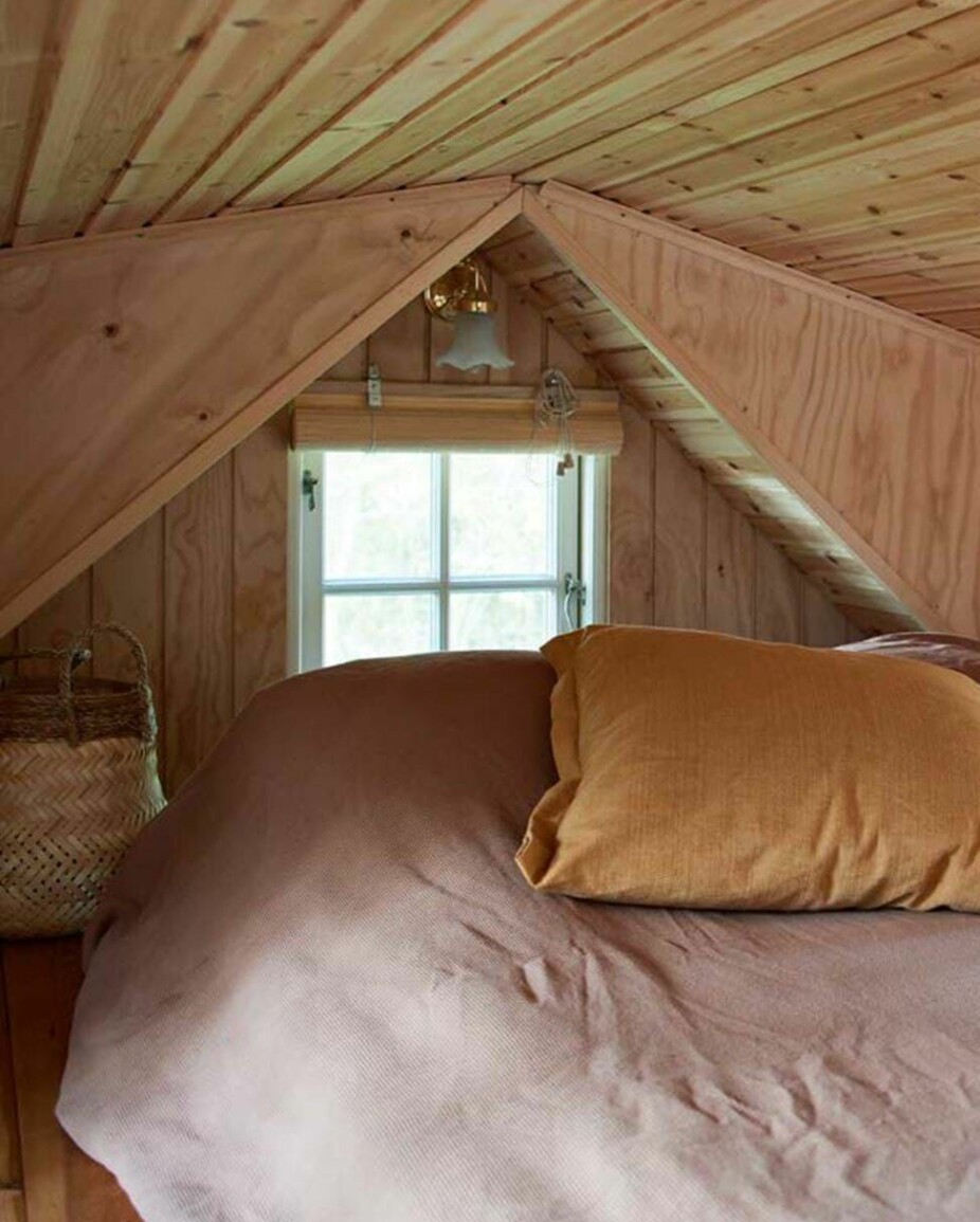 LOFT: Heldigvis er loftet laget høyt nok til at du kan sitte oppe i sengen. Kurven er fra Broste Copenhagen og puten er fra Hay.