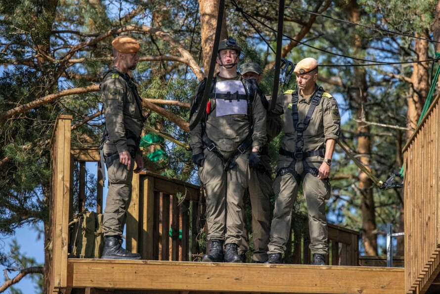 TV-PROFILER: Sammen med Geir «Fenriken» Aker (til venstre) har «Kapteinen» blitt TV-kjendiser de siste årene. Her er duoen med Robin Hofset i øvelsen tårnhopp under årets sesong av «Kompani Lauritzen».