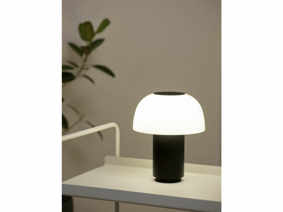 Lys i mørket: Harvest Moon-lampen kommer i tre farger: Black, soft grey og terracotta. Vinneren velger selv farge. H 22 cm, Ø 18 cm. Lampen lades med USB.