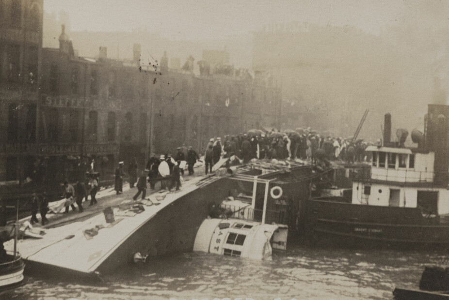 <b>TOPPTUNG:</b> SS Eastland like etter kantring i Chicagoelven 24. juli 1915.