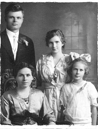 <b>BERGET:</b> Marianne Aanstad (nederst til venstre) sammen med sin bror og to døtre. Marianne Aanstad hadde erfaring med båter fra Norge og visste hvordan de skulle oppføre seg. Hun følte noe var galt med Eastland. 